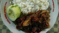 Dengan merogoh kocek sekitar Rp 11.000 kamu sudah bisa menikmati oseng mercon di warung Oseng Mercon Bu Narmi di Yogyakarta. Warung ini salah satu yang legendaris. Foto: Sang Petualang