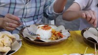 Oseng mercon juga ada di Jakarta. Salah satunya ditawarkan oleh Angkringan A8. Oseng mercon disana dibanderol dengan harga Rp 18.000 dengan porsi yang mengenyangkan. Foto: YouTube Ken and Grat 
