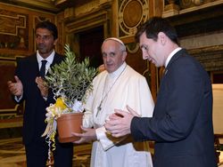Pesan Menyentuh Lionel Messi buat Paus Fransiskus