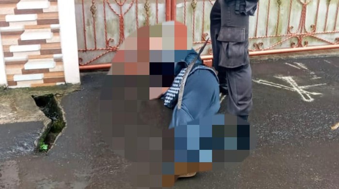 Pelajar Sukabumi terkapar dibacok orang tak dikenal.