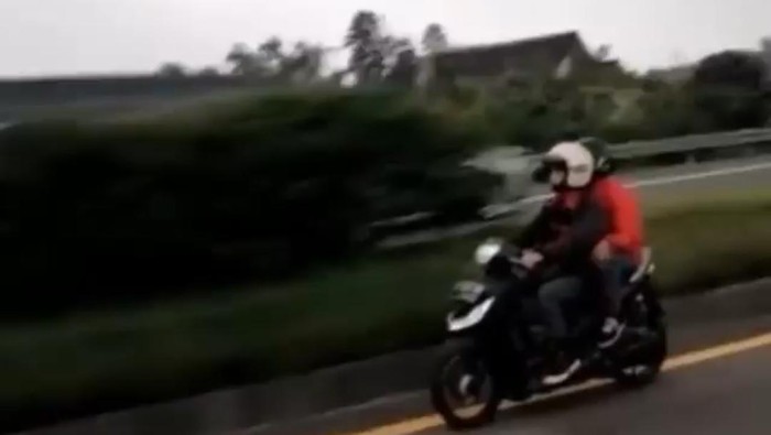 Pelajar yang pakai motor masuk tol pasteur