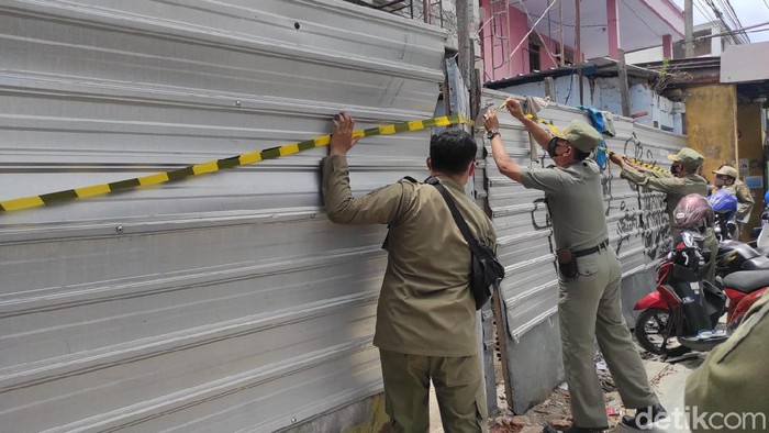 pembangunan ruko di kota mojokerto dihentikan satpol pp