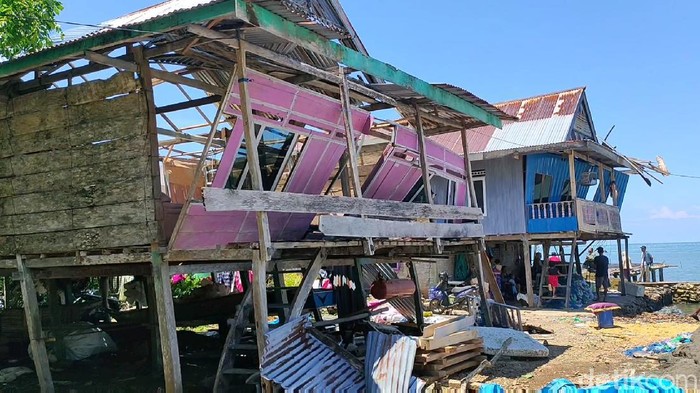 Permukiman warga di Bone, Sulsel porak poranda diterjang puting beliung. (Zulkifli/detikcom)
