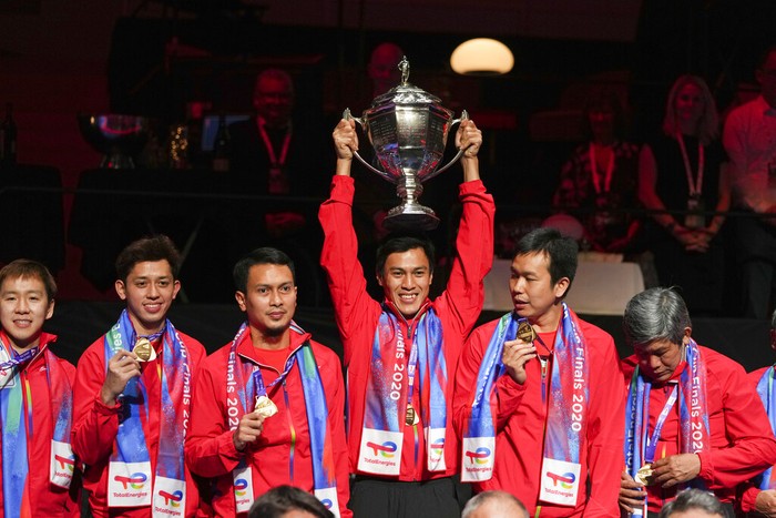 Indonesia players show their gold medals and hold up the trophy after winning in the Thomas Cup mens team badminton tournament in Aarhus, Denmark, Sunday Oct. 17, 2021. (Claus Fisker/Ritzau Scanpix via AP)