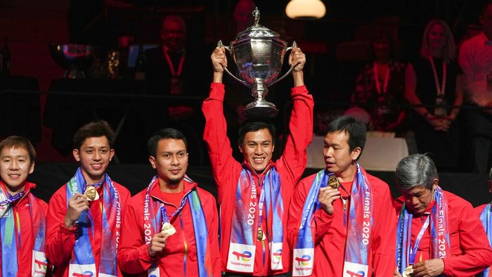 Indonesia players show their gold medals and hold up the trophy after winning in the Thomas Cup mens team badminton tournament in Aarhus, Denmark, Sunday Oct. 17, 2021. (Claus Fisker/Ritzau Scanpix via AP)