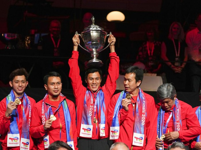 Indonesia players show their gold medals and hold up the trophy after winning in the Thomas Cup mens team badminton tournament in Aarhus, Denmark, Sunday Oct. 17, 2021. (Claus Fisker/Ritzau Scanpix via AP)