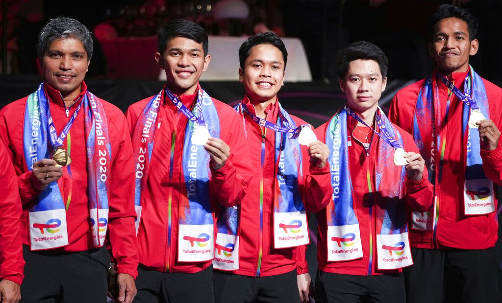 Indonesia players show their gold medals after winning in the Thomas Cup men's team badminton tournament in Aarhus, Denmark, Sunday Oct. 17, 2021. (Claus Fisker/Ritzau Scanpix via AP)