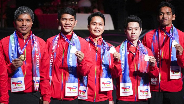 Indonesia players show their gold medals after winning in the Thomas Cup mens team badminton tournament in Aarhus, Denmark, Sunday Oct. 17, 2021. (Claus Fisker/Ritzau Scanpix via AP)