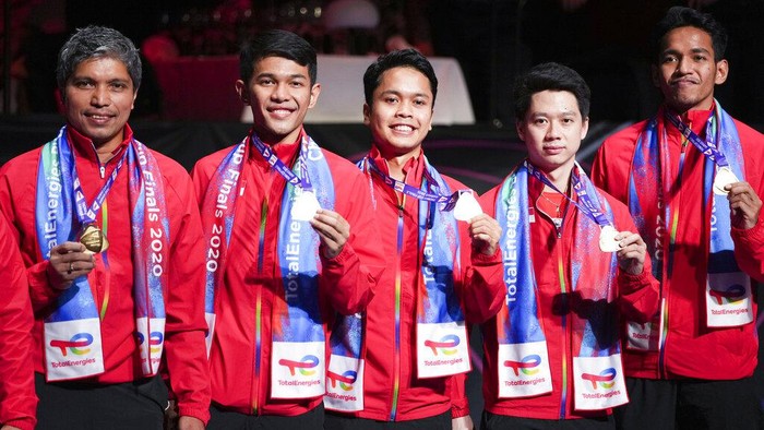 Piala Thomas Indonesia players show their gold medals after winning in the Thomas Cup men's team badminton tournament in Aarhus, Denmark, Sunday Oct. 17, 2021. (Claus Fisker/Ritzau Scanpix via AP)