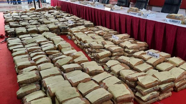Polda Metro Tangkap 12 Orang Pengedar 1,37 Ton Ganja