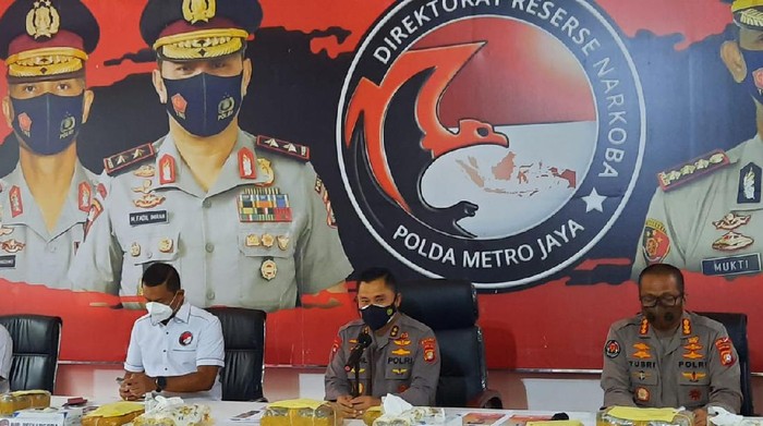 Polda Metro Tangkap 12 Orang Pengedar 1,37 Ton Ganja