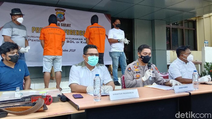 Polda Sulut menangkap dua orang terduga pelaku penembakan Armanto Damopolii saat konflik pemasangan patok wilayah di perkebunan Bolingongot, Bolmong, Sulut. (Trisno Mais/detikcom)