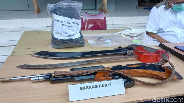 Polda Sulut menangkap dua orang terduga pelaku penembakan Armanto Damopolii saat konflik pemasangan patok wilayah di perkebunan Bolingongot, Bolmong, Sulut. (Trisno Mais/detikcom)