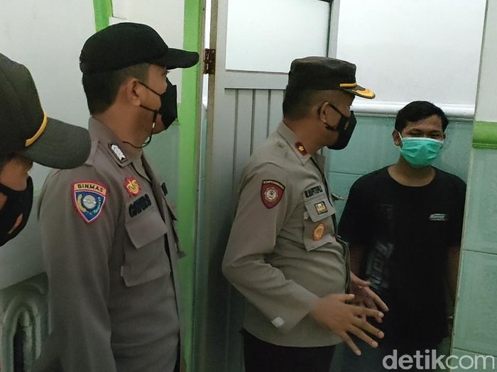Polisi cek lokasi pasangan ABG kepergok berduaan di kamar mandi musala, Kota Pekalongan, Senin (18/10/2021).