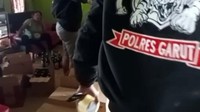 Kedua emak-emak itu diketahui sudah sejak lama menjual pil setan dan miras di dua lapak berbeda di wilayah selatan Garut. Mereka sering lolos razia lantaran lihai menyembunyikan barang dagangan.
