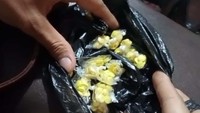 Saat digerebek, petugas menemukan ratusan pil setan berbagai jenis dari tempat keduanya.