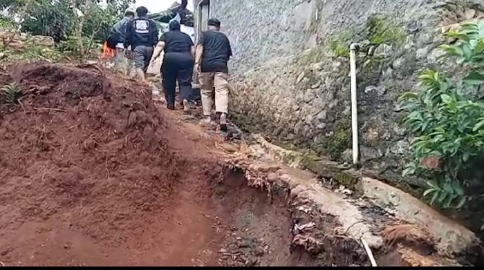 Polisi Ciduk Emak-emak Pengedar Pil Setan di Garut Polisi menangkap dua orang emak asal Garut. Mereka ditangkap karena menjual pil setan yang bikin nge-fly pemuda nakal di Garut selatan.