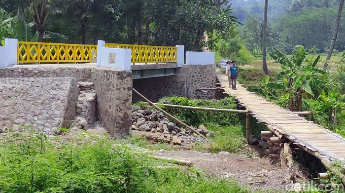 Jembatan Leuwi Dahu di Kampung Cibitung, Kabupaten Cianjur, bikin warga bingung karena tidak punya jalan penghubung. Warga pun menjulukinya jembatan siluman.