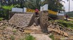 Potret Jembatan Siluman Tanpa Akses Jalan di Cianjur