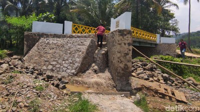 Potret Jembatan Siluman Tanpa Akses Jalan di Cianjur