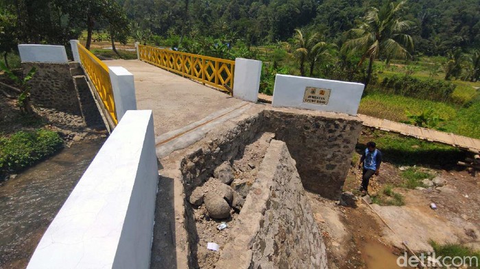 Potret Jembatan 'Siluman' Tanpa Akses Jalan di Cianjur Jembatan Leuwi Dahu di Kampung Cibitung, Kabupaten Cianjur, bikin warga bingung karena tidak punya jalan penghubung. Warga pun menjulukinya jembatan 'siluman'.