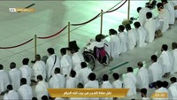 Tidak seperti biasanya, imam-imam sebelum salat kembali menyerukan makmum untuk merapatkan barisan. Foto: Haramain Sharifain