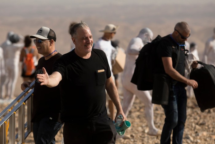 Ratusan Orang Foto Telanjang di Laut Mati ARAD, ISRAEL - OCTOBER 17: (FOR EDITORIAL USE ONLY) American artist Spencer Tunick prepares for photographing as Tunick's photo installation is unveiled on October 17, 2021 in Arad, Israel. Around 300 participants took part in the nude photo installation which Tunick designed to highlight the importance of preserving and restoring the Dead Sea in mind. (Photo by Amir Levy/Getty Images)