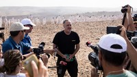 Seniman Spencer Tunick bersiap untuk memotret karya seni instalasi foto yang diresmikan pada 17 Oktober 2021 di Arad, Israel. Foto: Getty Images/Amir Levy