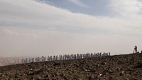 Lebih dari 300 peserta ambil bagian dari proyek seni tersebut yang bertujuan untuk melestarikan dan memulihkan Laut Mati.  Foto: Getty Images/Amir Levy