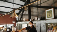 Di M Bloc Space ada toko-toko seputar hobi sepert koleksi komik, buku dan mainan, piringan hitam bergaya klasik, hingga tempat makan dan ngopi seru yang layak dicoba. Di salah satu sisinya, ada sebuah tempat makan yang baru buka mengusung konsep tradisional di tengah suasana modern vintage M Bloc. Foto: detikcom/Diah Afrilian