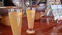 Tidak hanya makanannya, berbagai minuman non-alkohol di sini juga dibuat homemade dengan bahan-bahan alami. Konsepnya yang menyatukan seni klasik Jawa dengan gaya kekinian juga membuat spot di Jakarta Taste cukup Instagramable untuk foto-foto. Foto: detikcom/Diah Afrilian