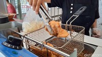 Menu utamanya camilan ayam goreng dan beberapa makanan utama. Jakarta Taste menghadirkan camilan next level yang disajikan dengan berbagai pilihan sambal dan saus tradisional yang dibuat homemade. Foto: detikcom/Diah Afrilian