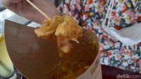 Selain disajikan dengan nasi daun jeruk, kamu juga bisa memesan ayam saus kari sebagai camilan. Ayam goreng tepung yang sengaja dibuat dengan tidak menggunakan banyak bumbu ternyata menjadi kunci untuk membuat camilan ini terasa enak. Foto: detikcom/Diah Afrilian