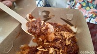 Kami juga mencicipi camilan ayam pedas dengan sambal terasi. Bagi para pencinta pedas, sambal terasi di sini sangat direkomendasikan. Rasa sambal terasi yang pedas dan gurih ternyata cocok untuk dijadikan saus pelengkap bagi seporsi camilan ayam goreng. Foto: detikcom/Diah Afrilian