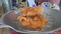 Saat detikfood menyambangi Jakarta Taste (17/10), salah satu pegawai mengatakan bahwa dulu mereka menyajikan berbagai camilan, bukan hanya ayam goreng. Ada chicken stick hot dog, dumpling, chicken skin, kroket, dan banyak camilan lain yang dipajang di bagian depan bar. Foto: detikcom/Diah Afrilian