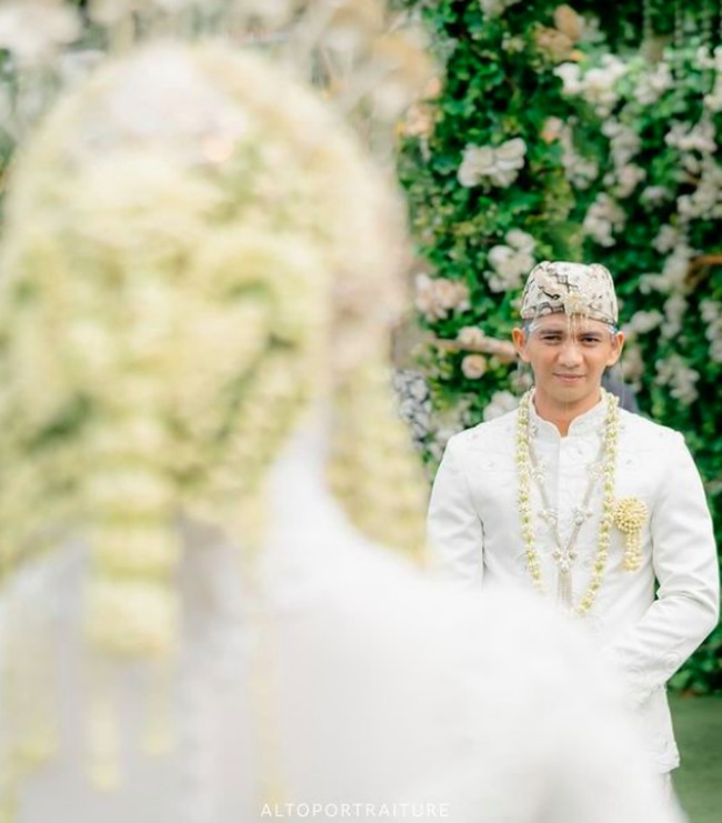 Angka 188 dalam mas kawin tersebut ternyata punya makna khusus. Angka satu melambangkan bahwa Syifa adalah anak pertama di keluarganya, sementara Ridho DA anak kedelapan. Angka delapan di akhir merupakan simbol infinity atau ketakterbatasan yang menyiratkan rezeki yang tidak pernah putus. Foto: dok. Fotografer @altoportraiture (Instagram)