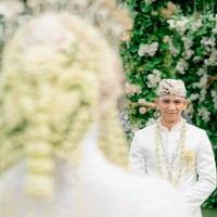 Angka 188 dalam mas kawin tersebut ternyata punya makna khusus. Angka satu melambangkan bahwa Syifa adalah anak pertama di keluarganya, sementara Ridho DA anak kedelapan. Angka delapan di akhir merupakan simbol infinity atau ketakterbatasan yang menyiratkan rezeki yang tidak pernah putus. Foto: dok. Fotografer @altoportraiture (Instagram)