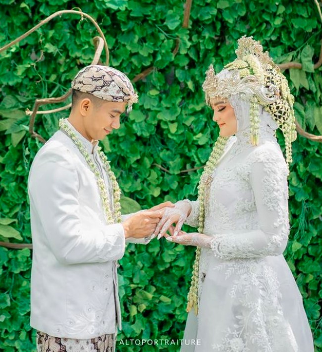 Ridho memasangkan istri cantiknya cincin pernikahan. Tampak raut wajah bahagia mereka. Foto: dok. Fotografer @altoportraiture (Instagram)