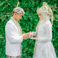 Ridho memasangkan istri cantiknya cincin pernikahan. Tampak raut wajah bahagia mereka. Foto: dok. Fotografer @altoportraiture (Instagram)