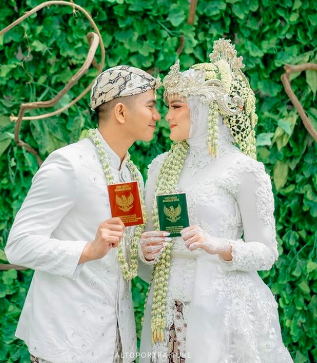 Momen manis Ridho DA memamerkan buku nikah mereka. Dalam momen pernikahan, Ridho pun didampingi oleh saudara kembarnya Rizky dan istrinya. Foto: dok. Fotografer @altoportraiture (Instagram)