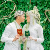 Momen manis Ridho DA memamerkan buku nikah mereka. Dalam momen pernikahan, Ridho pun didampingi oleh saudara kembarnya Rizky dan istrinya. Foto: dok. Fotografer @altoportraiture (Instagram)