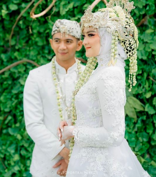 Pedangdut Ridho DAcademy akhirnya menemukan tambatan hatinya dan naik pelaminan. Minggu (17/10/2021), Ridho menikahi wanita bernama Syifa dengan adat Sunda. Foto: dok. Fotografer @altoportraiture (Instagram)