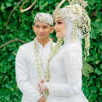 Pedangdut Ridho DAcademy akhirnya menemukan tambatan hatinya dan naik pelaminan. Minggu (17/10/2021), Ridho menikahi wanita bernama Syifa dengan adat Sunda. Foto: dok. Fotografer @altoportraiture (Instagram)