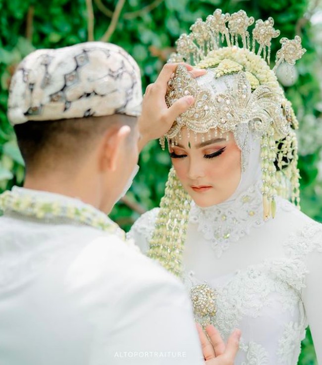 Inilah momen pernikahan Ridho dan Ridho. Dalam momen pernikahan tersebut, Ridho tampak begitu tegang hingga mengulang ijab kabul sebanyak tiga kali. Foto: dok. Fotografer @altoportraiture (Instagram)