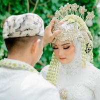Inilah momen pernikahan Ridho dan Ridho. Dalam momen pernikahan tersebut, Ridho tampak begitu tegang hingga mengulang ijab kabul sebanyak tiga kali. Foto: dok. Fotografer @altoportraiture (Instagram)