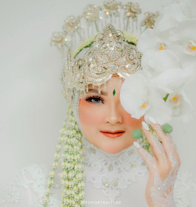 Kirainnn ka nadya ama bang iky ko mirip yaaa ka syifa ama ka nadya?” tulis netizen di Instagram Syifa, Mirip bgt sama iparnya nadya... Cuma beda nya syifa wajahnya lbh tembem,” tulis netizen lainnya. Foto: dok. Fotografer @altoportraiture (Instagram)