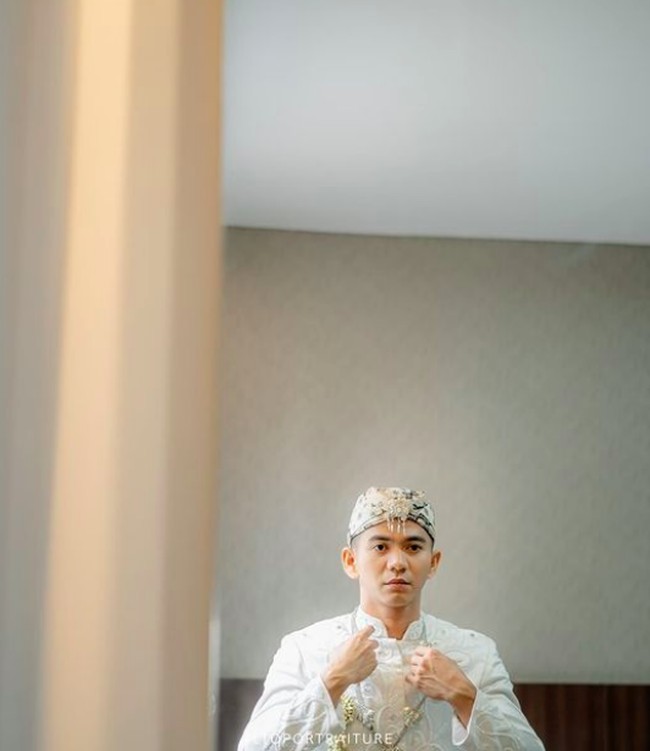 Sebagai mas kawin, Ridho memberikan Syifa berupa perhiasan emas 57,05 gram, uang tunai 188 US dollar, dan seperangkat alat salat. Foto: dok. Fotografer @altoportraiture (Instagram)