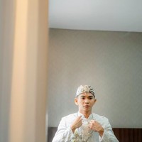 Sebagai mas kawin, Ridho memberikan Syifa berupa perhiasan emas 57,05 gram, uang tunai 188 US dollar, dan seperangkat alat salat. Foto: dok. Fotografer @altoportraiture (Instagram)