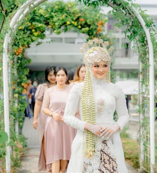 Wajah sang istri pun jadi perhatian publik. Lantara Syifa disebut mirip dengan ipar Ridho, Nadya yang merupakan istri dari Rizky DA. Foto: dok. Fotografer @altoportraiture (Instagram)