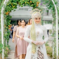 Wajah sang istri pun jadi perhatian publik. Lantara Syifa disebut mirip dengan ipar Ridho, Nadya yang merupakan istri dari Rizky DA. Foto: dok. Fotografer @altoportraiture (Instagram)